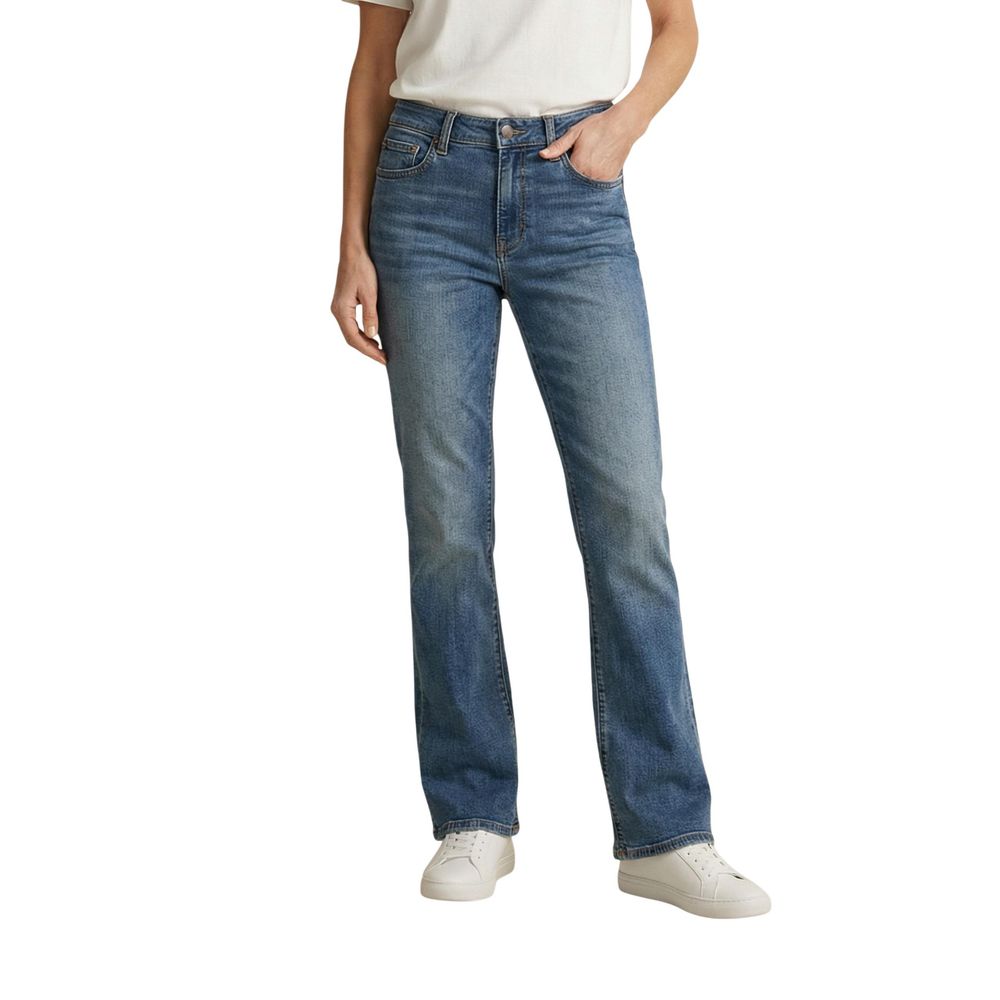Jeans by Levi's for women in stretch denim cotton blue features a polished silhouette with a polished bootcut, reaching a polished long and finished with a polished high rise.