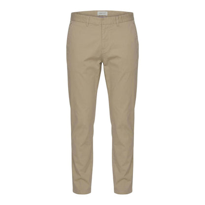 Chinos Pants by Gant for men in stretch cotton beige features an utilitarian-chic silhouette, showcasing a utilitarian-chic skinny, regular-fit & slim with a long cut and for a refined look.