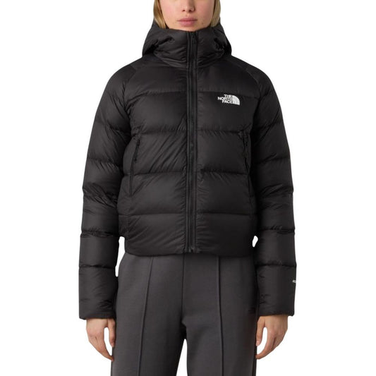 This Hooded Puffer Jacket by The North Face for women in nylon black exhibits a edgy silhouette, meticulously detailed with functional thermal, lightweight, pockets, hooded, insulated & windproof and a edgy hooded neckline for a edgy finish.