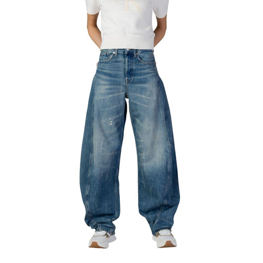 Jeans by Tommy Hilfiger Jeans for women in denim cotton blue & signature features an refined tailoring silhouette, showcasing a premium flared, bootcut & wide with a and long cut for a refined tailoring look.