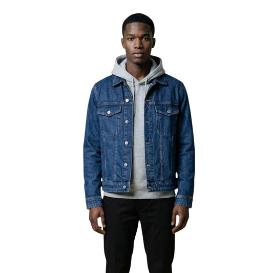 This Trucker Jacket by Replay for men in stretch denim cotton blue exhibits a edgy silhouette, meticulously detailed with functional pockets and a edgy for a edgy finish.