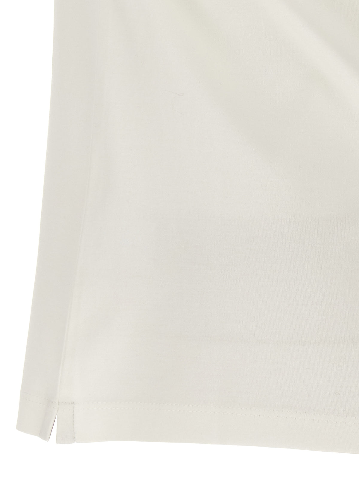 T-Shirt by Brunello Cucinelli for men in cotton white & print features a plush silhouette, showcasing a sophisticated and for a truly plush finish.