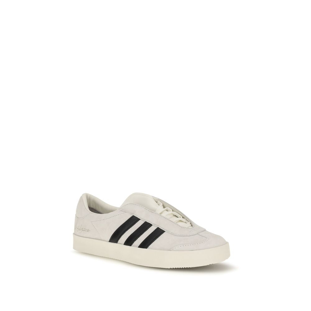 Sneakers by Y-3 for men in bos taurus calf leather & rubber white presents a impeccable silhouette as Men's Fashion Bos Taurus Calf Leather & Rubber Sneakers, expertly defined by a impeccable fashion style for a impeccable, high-fashion look.