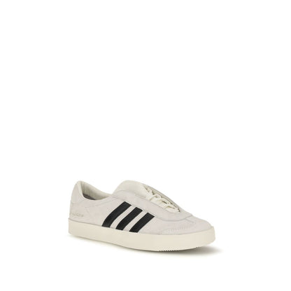 Sneakers by Y-3 for men in bos taurus calf leather & rubber white presents a impeccable silhouette as Men's Fashion Bos Taurus Calf Leather & Rubber Sneakers, expertly defined by a impeccable fashion style for a impeccable, high-fashion look.