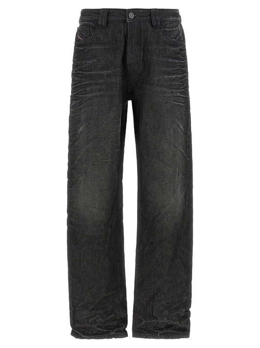 Jeans by Diesel for men in cotton denim & viscose dark-gray features an sophisticated high rise and straight-leg, relaxed-fit & wide with a precise long, creating a sophisticated and sophisticated silhouette.