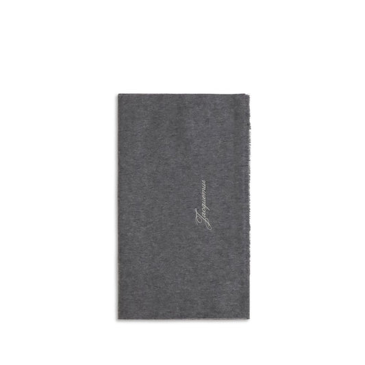 Scarf by Jacquemus for men in merino wool gray & signature presents a cosy silhouette, artfully capturing the sophisticated design and premium aesthetic of the Merino Wool Fringes Scarf.