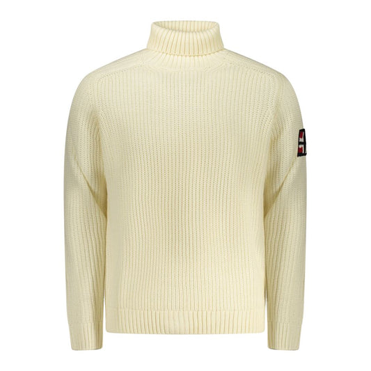 Sweater by Norway 1963 for men in marabou wool white showcases an masterful silhouette, artfully detailed with a masterful turtle neckline and for a sophisticated, premium finish.