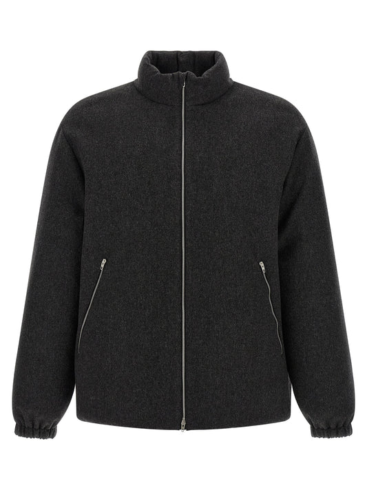 Overcoat by Jil Sander for men in wool dark-gray showcases a enveloping silhouette, detailed with distinctive pockets & insulated and a enveloping high-neck neckline.