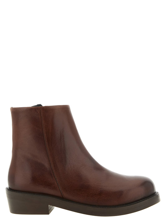 Ankle Boots by SÉFR for men in calfskin leather brown features an effortless chic silhouette from the Men's Calfskin Leather Ankle Boots collection, showcasing a effortless chic and refined for an effortless chic look.