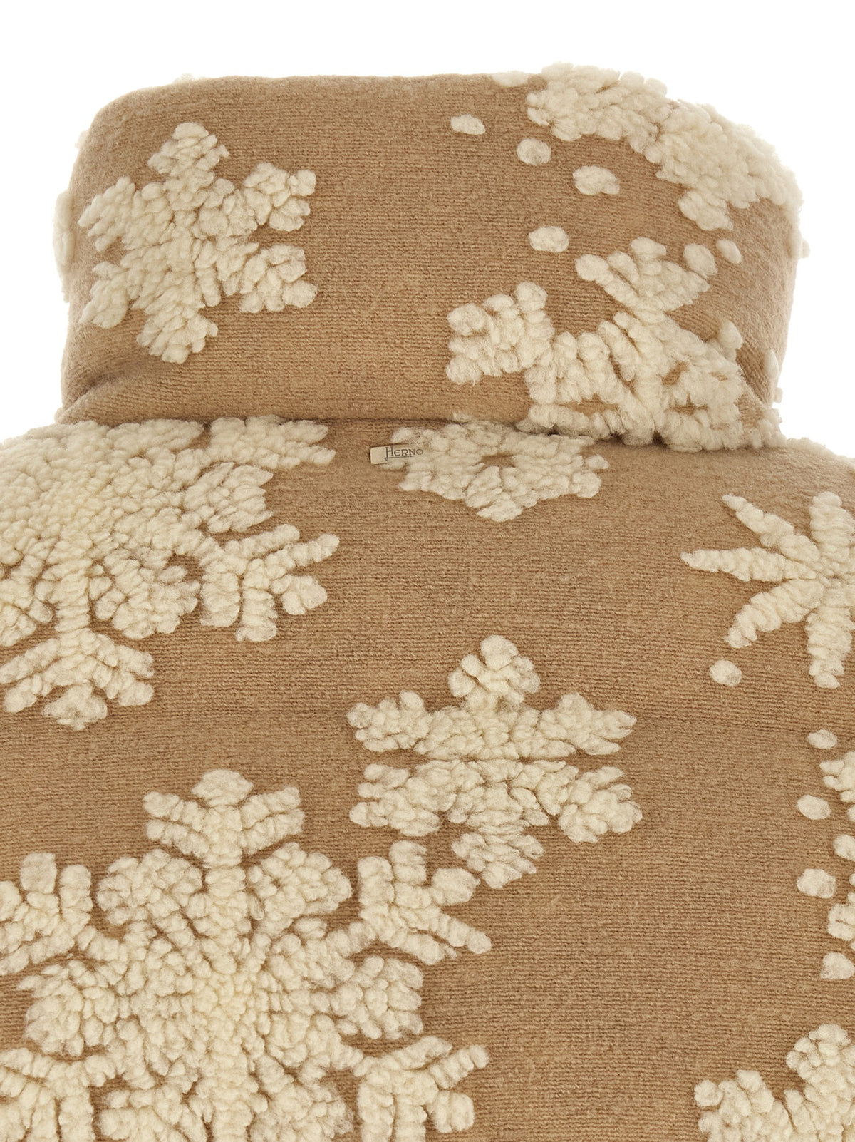 This Puffer Jacket by Herno for women in polyester acrylic beige & jacquard exhibits a edgy silhouette, meticulously detailed with functional insulated and a edgy for a edgy finish.