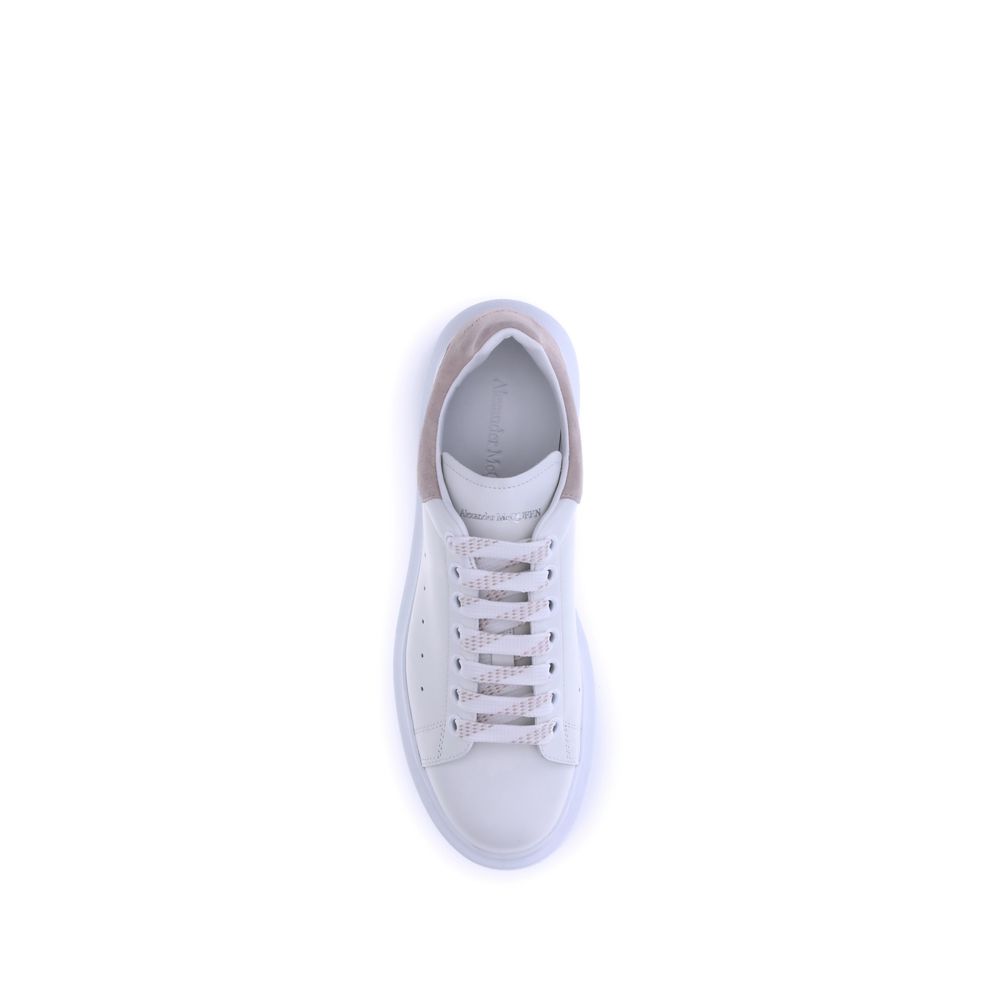 Sneakers by Alexander McQueen for women in bos taurus calf leather white presents a sumptuous silhouette, artfully capturing the essence of the Women's Fashion Bos Taurus Calf Leather Sneakers with its sumptuous fashion style design.
