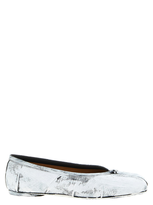 Ballet Flat Shoes by Maison Margiela for women in nappa lambskin leather white & signature showcases a enchanting silhouette as part of the Women's Nappa Lambskin Leather Ballet Flat Shoes collection, defined by a enchanting and for a enchanting look.