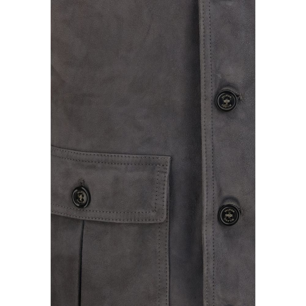 This Bomber Jacket by Valstar for men in bos taurus calf suede leather brown exhibits a edgy silhouette, meticulously detailed with functional pockets and a edgy for a edgy finish.