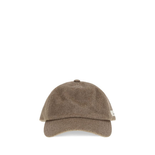 Baseball Cap by Jacquemus for men in virgin wool & cotton brown & signature presents a distinguished silhouette from the Virgin Wool & Cotton Baseball Cap collection, showcasing a distinguished finish with refined distinguished details.