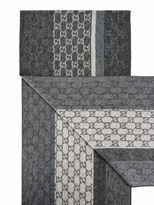 Scarf by Gucci for unisex in cashmere charcoal, gray, patterned, signature & monogram presents a cosy silhouette, artfully capturing the sophisticated design and premium aesthetic of the Gg Cashmere Fringes Scarf.