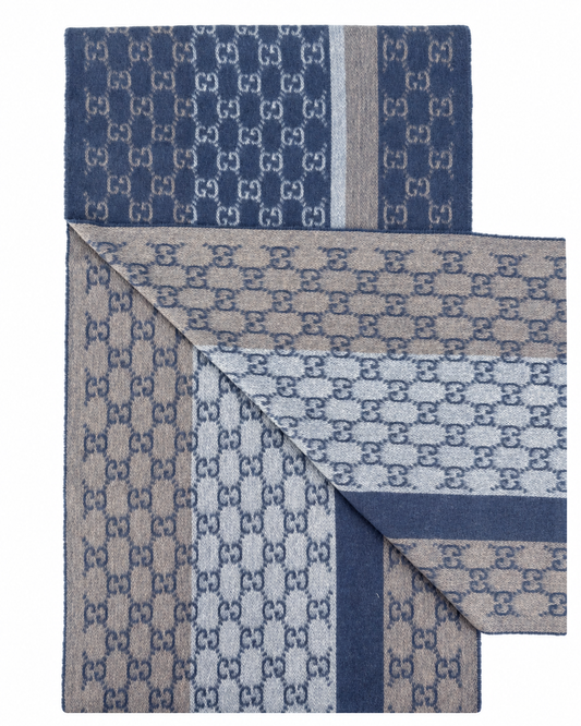 Scarf by Gucci for unisex in cashmere beige, blue, cream, gray, patterned, signature & monogram presents a cosy silhouette, artfully capturing the sophisticated design and premium aesthetic of the Gg Cashmere Fringes Scarf.