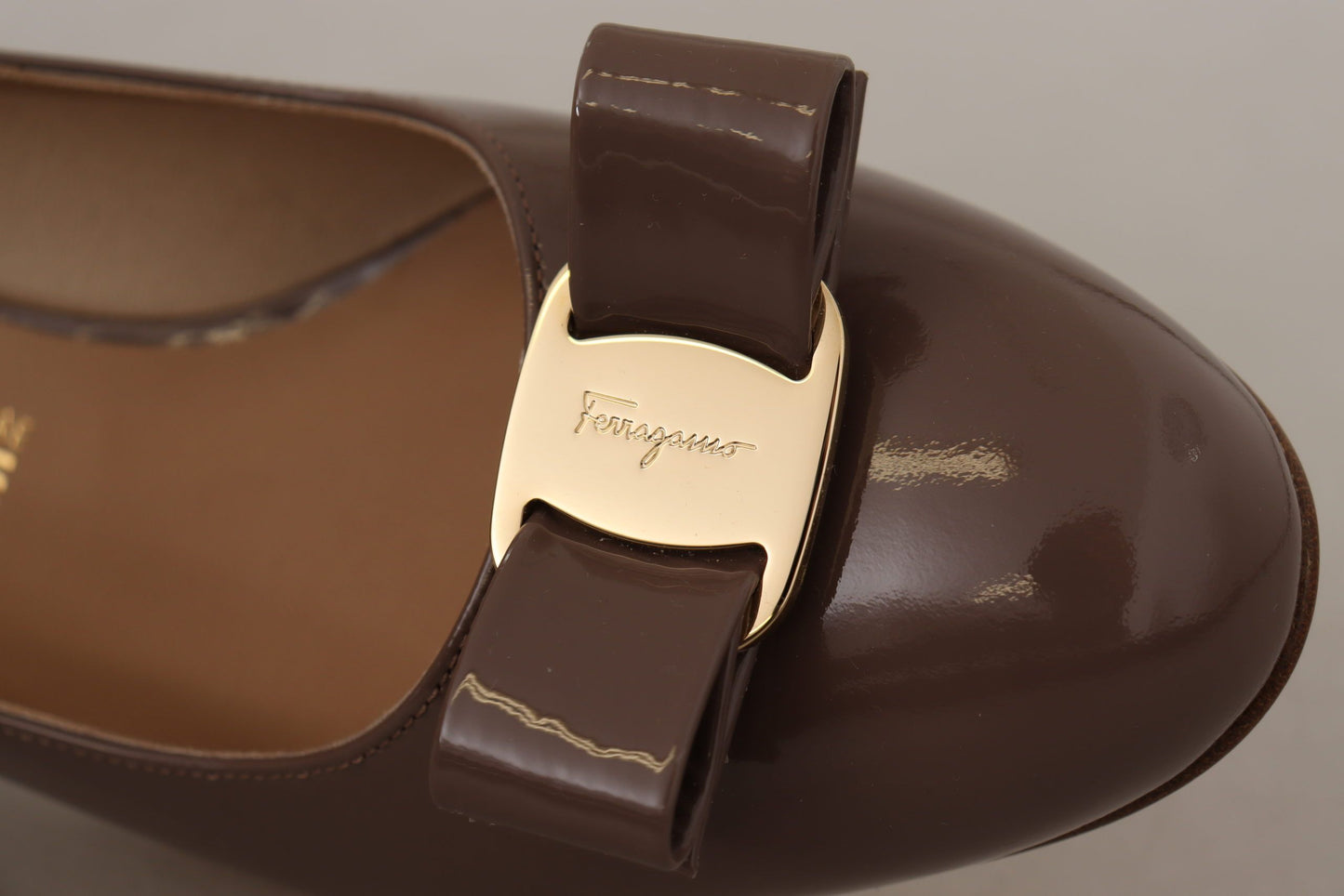 Low-Heel Pumps Heels by Salvatore Ferragamo for women in calf leather brown showcases a exquisite silhouette, perfectly accentuating City Women's Calf Leather Low-Heel Pumps Heels with a exquisite 3-cm-heel low-heel and exquisite .