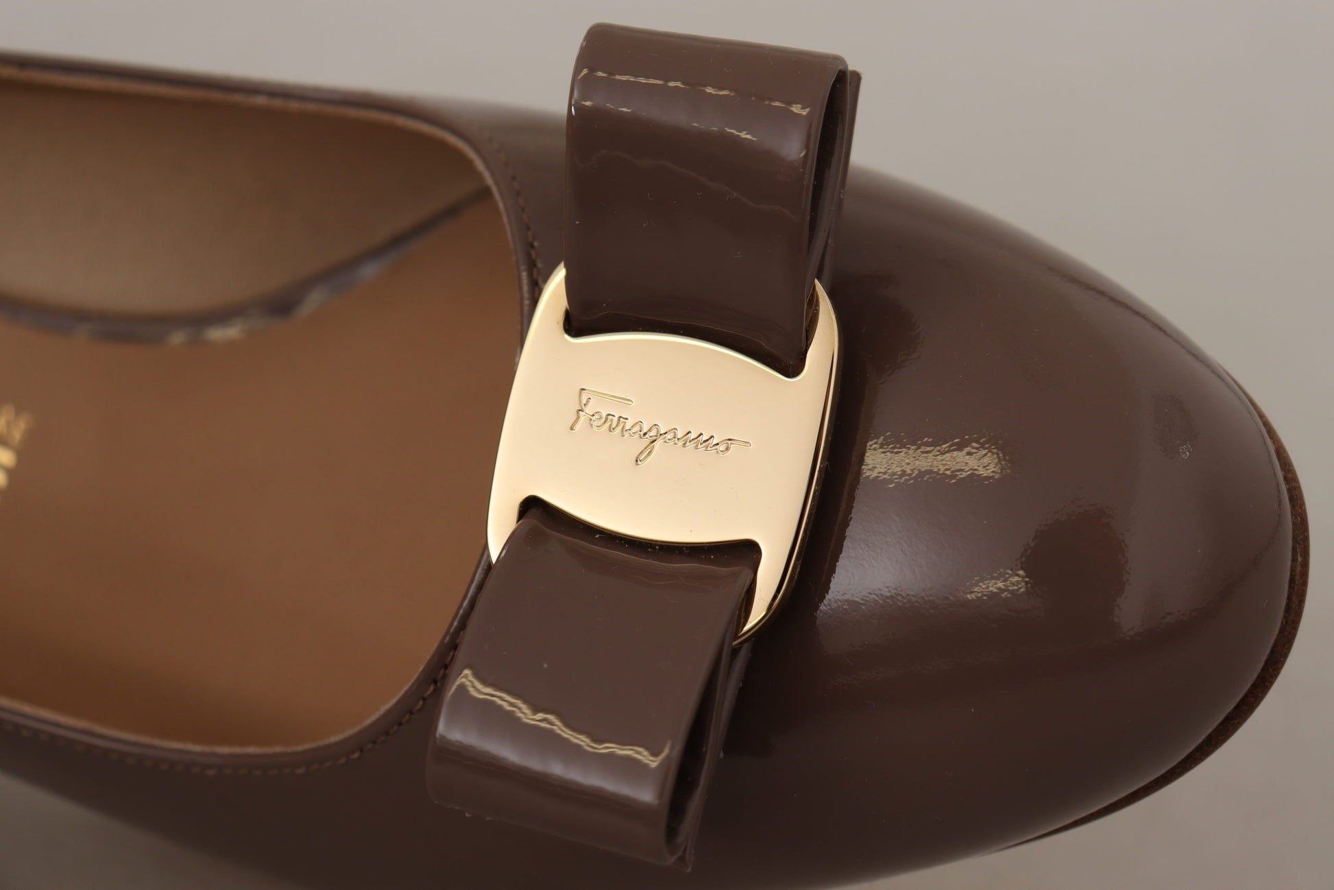 Low-Heel Pumps Heels by Salvatore Ferragamo for women in calf leather brown showcases a exquisite silhouette, perfectly accentuating City Women's Calf Leather Low-Heel Pumps Heels with a exquisite 3-cm-heel low-heel and exquisite .