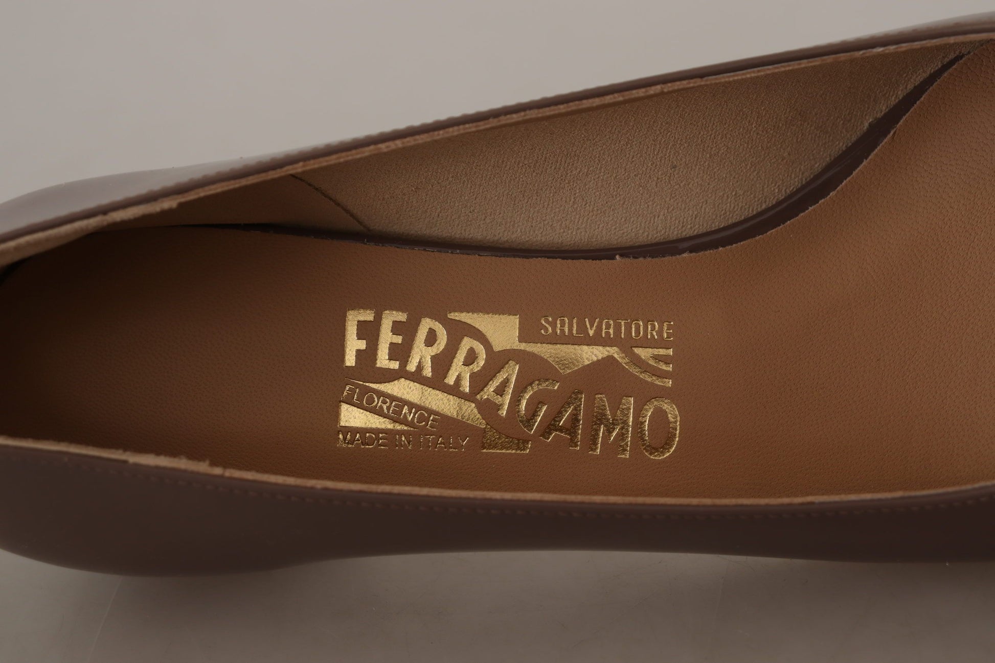 Low-Heel Pumps Heels by Salvatore Ferragamo for women in calf leather brown features an captivating silhouette, showcasing the elegant City Women's Calf Leather Low-Heel Pumps Heels design with a 3-cm-heel low-heel and a sophisticated .