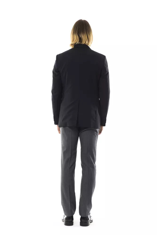 Blazer by Uominitaliani for men in wool black features an stylish silhouette, showcasing a sophisticated and stylish for a truly stylish finish.