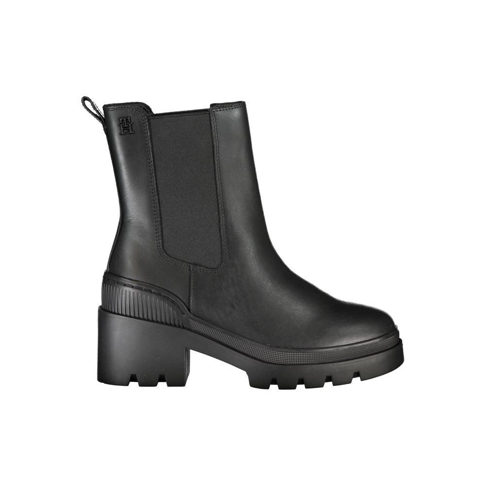 Mid-Heel Ankle Boots by Tommy Hilfiger for women in polyester polyethylene leather black features an high-performance silhouette, showcasing the sophisticated design of the Women's Polyester Polyethylene Leather Mid-Heel Ankle Boots with a 6-cm-heel mid-heel and a refined .