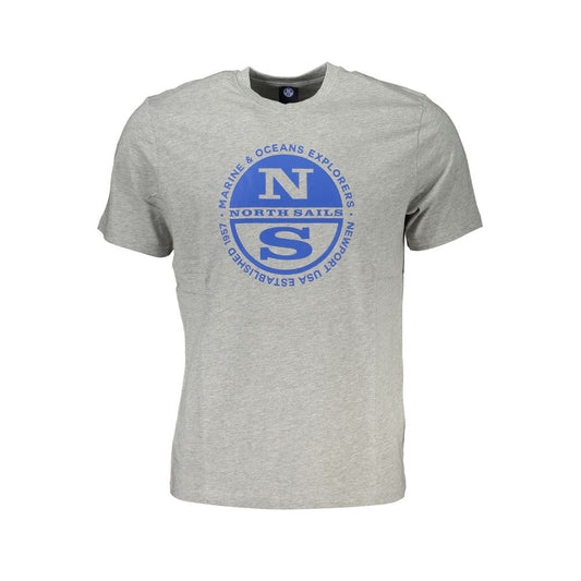 T-Shirt by North Sails for men in cotton gray & print features an on trend silhouette, perfectly showcasing a on trend and wrap crew neckline for an elevated aesthetic.