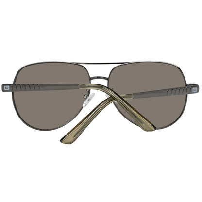 Sunglasses by Guess for men in gray showcases a ethereal silhouette, featuring gunmetal coloured frame aviator full-rim frame design with mirrored category-3-dark-tint lens for a ethereal finish.