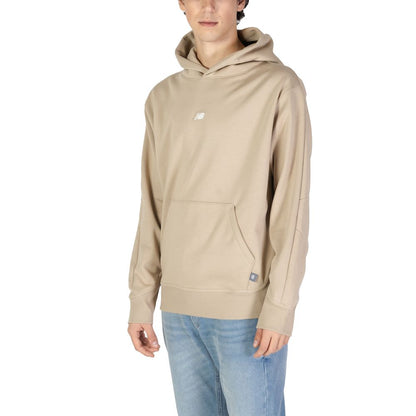 This Sweater by New Balance for men in cotton polyester beige presents a understated silhouette, featuring a sophisticated and for a understated finish.