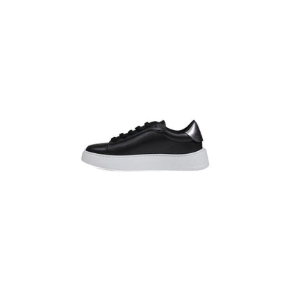 Sneakers by Furla for women in polethylene polyurethane leather black features an opulent silhouette from the Women's Casual Polethylene Polyurethane Leather Sneakers collection, showcasing a signature casual style with an opulent finish.
