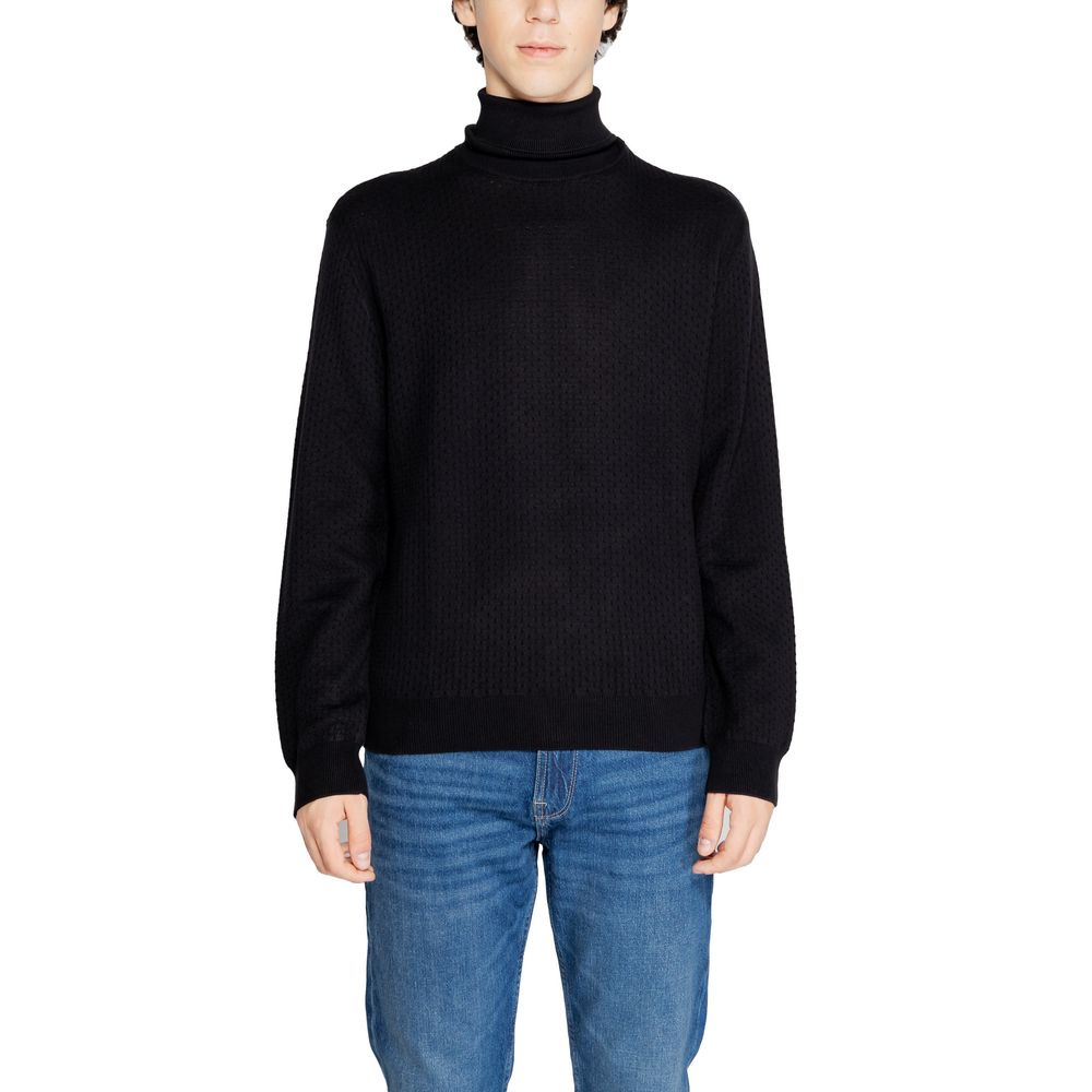This Sweater by Armani Exchange for men in viscose cotton black presents a understated silhouette, featuring a sophisticated and for a understated finish.