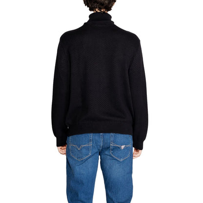 Sweater by Armani Exchange for men in viscose cotton black features an tactile silhouette, showcasing a sophisticated and tactile for a refined finish.