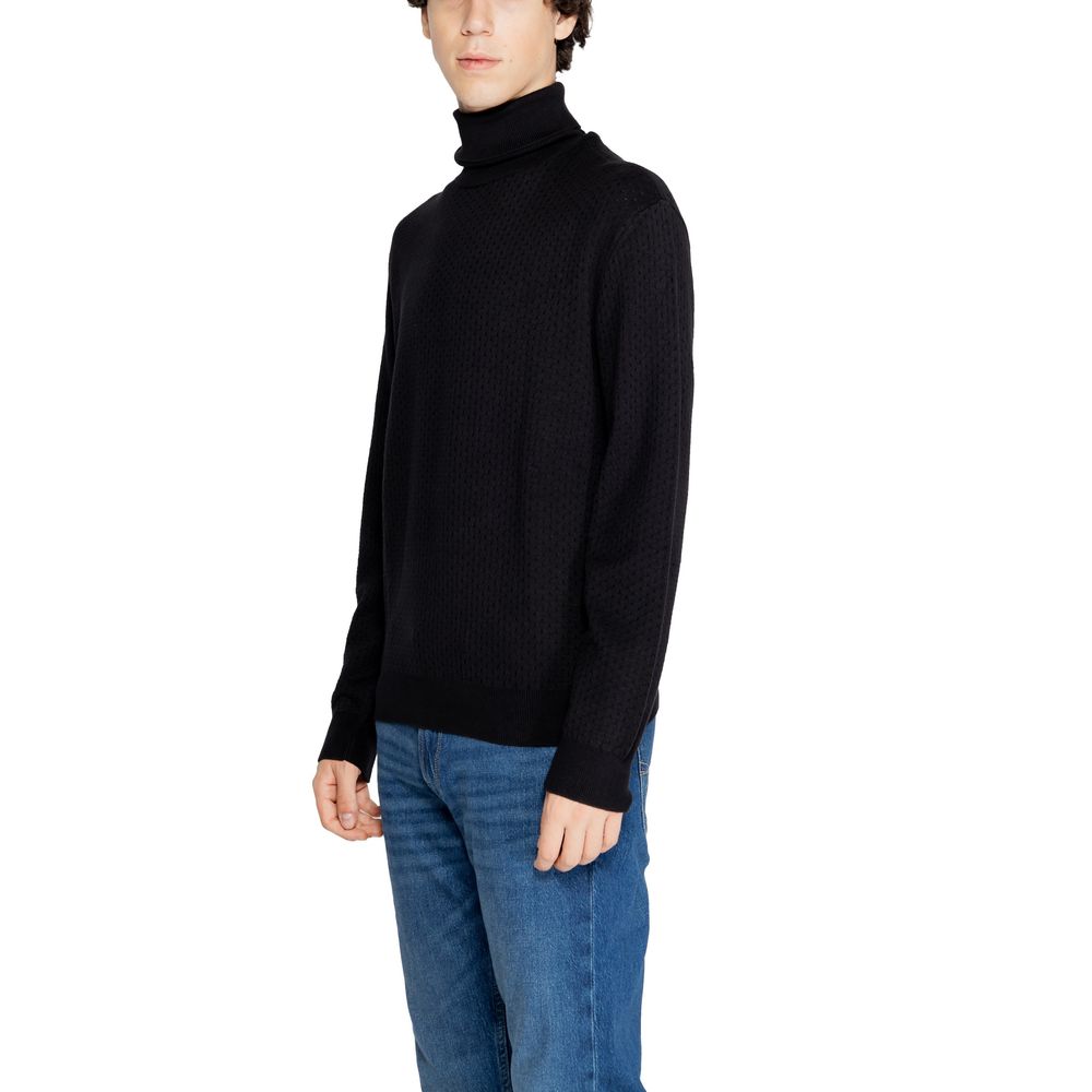 Sweater by Armani Exchange for men in viscose cotton black showcases a sumptuous silhouette, artfully finished with a sumptuous and for a sophisticated, sumptuous look.
