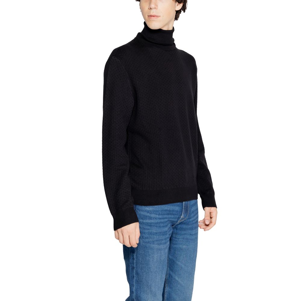 Sweater by Armani Exchange for men in viscose cotton black showcases a discreet silhouette, finished with a discreet and for a discreet look.