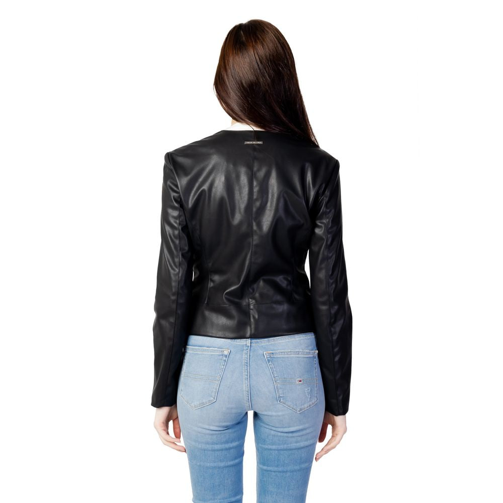 Jacket by Armani Exchange for women in polyester black presents a authentic silhouette, artfully detailed with a authentic and functional for a premium authentic finish.