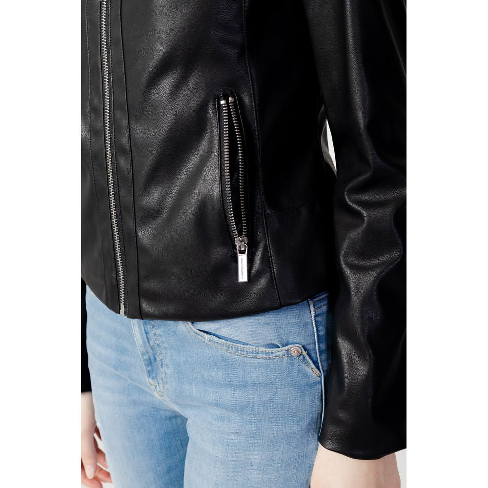 This Jacket by Armani Exchange for women in polyester black showcases a magnificent silhouette, meticulously crafted with a distinctive and functional for a magnificent finish.