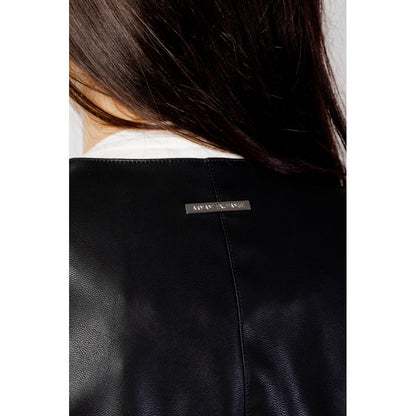 Jacket by Armani Exchange for women in polyester black presents a authentic silhouette, artfully detailed with a authentic and functional for a premium authentic finish.