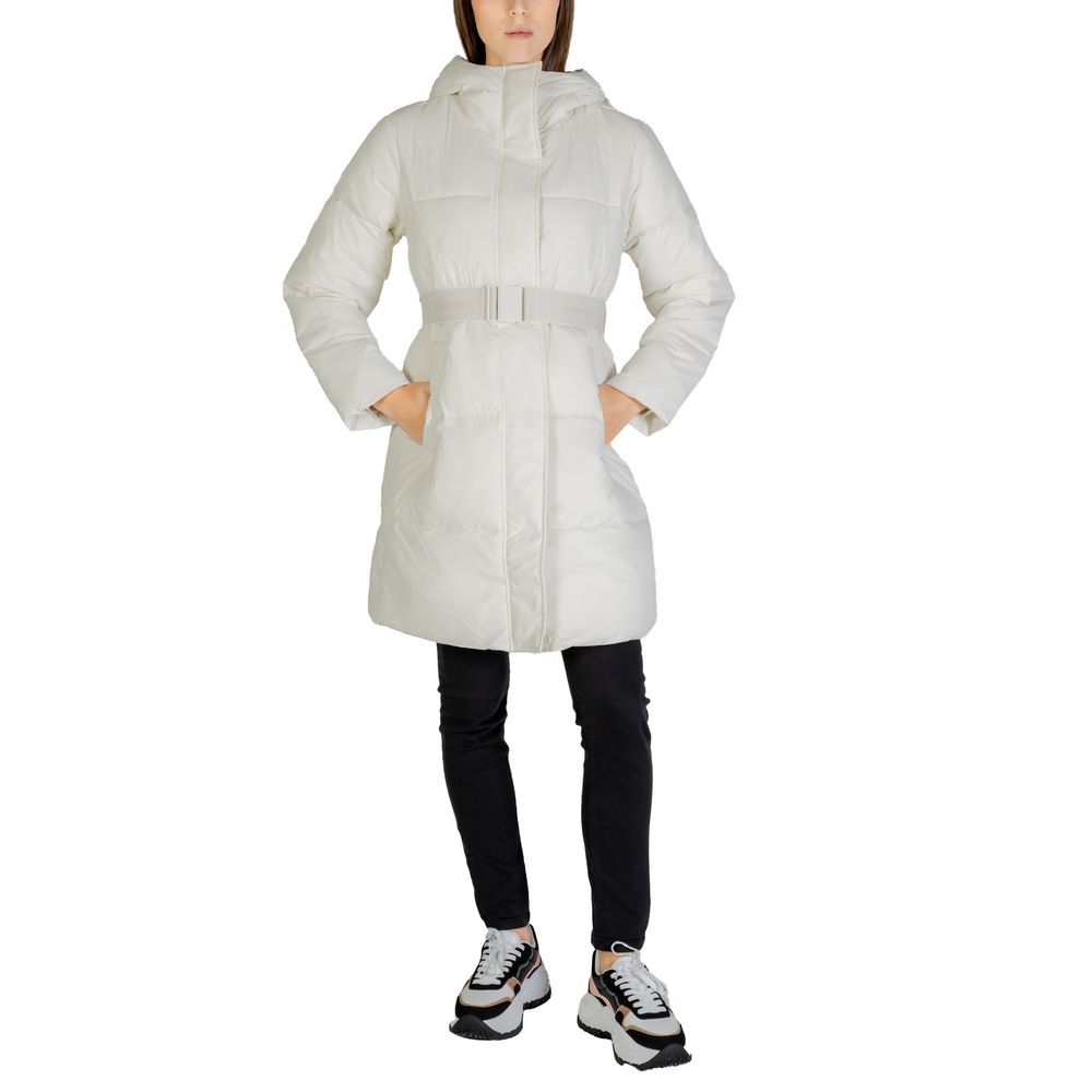This Jacket by Calvin Klein Jeans for women in nylon cream showcases a magnificent silhouette, meticulously crafted with a distinctive and functional for a magnificent finish.