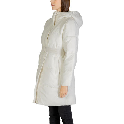 Jacket by Calvin Klein Jeans for women in nylon cream presents a authentic silhouette, artfully detailed with a authentic and functional for a premium authentic finish.