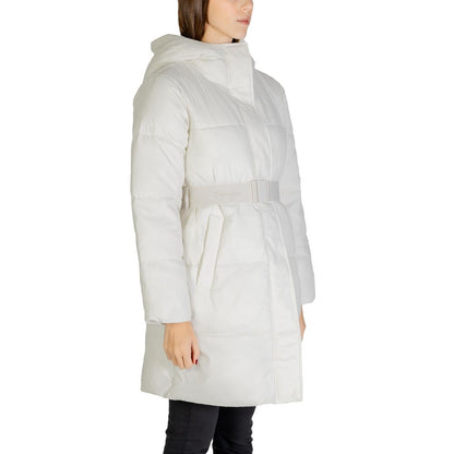Jacket by Calvin Klein Jeans for women in nylon cream features a smart silhouette, perfectly accentuated by its unique and functional for a smart finish.