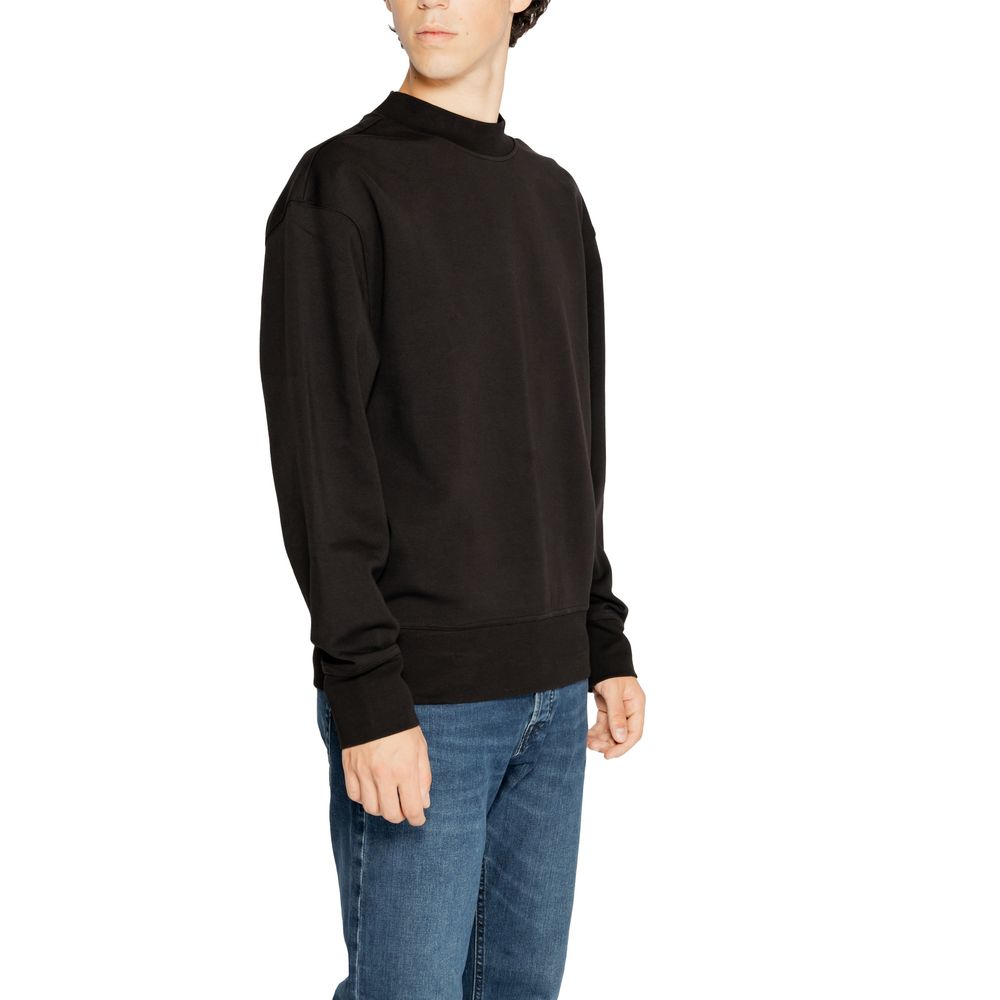 Sweater by Calvin Klein Jeans for men in stretch polyester cotton black showcases an masterful silhouette, artfully detailed with a masterful and for a sophisticated, premium finish.
