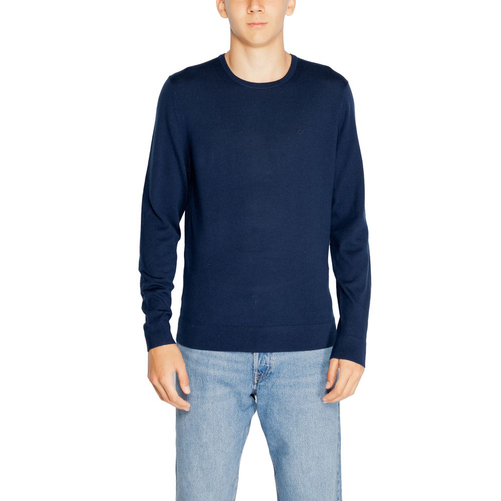 T-Shirt by Calvin Klein for men in wool blue showcases a dramatic silhouette, elegantly detailed with a dramatic wrap neckline and for a truly dramatic finish.