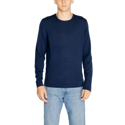 T-Shirt by Calvin Klein for men in wool blue showcases a dramatic silhouette, elegantly detailed with a dramatic wrap neckline and for a truly dramatic finish.