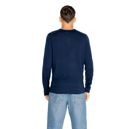 T-Shirt by Calvin Klein for men in wool blue features an on trend silhouette, perfectly showcasing a on trend and wrap neckline for an elevated aesthetic.