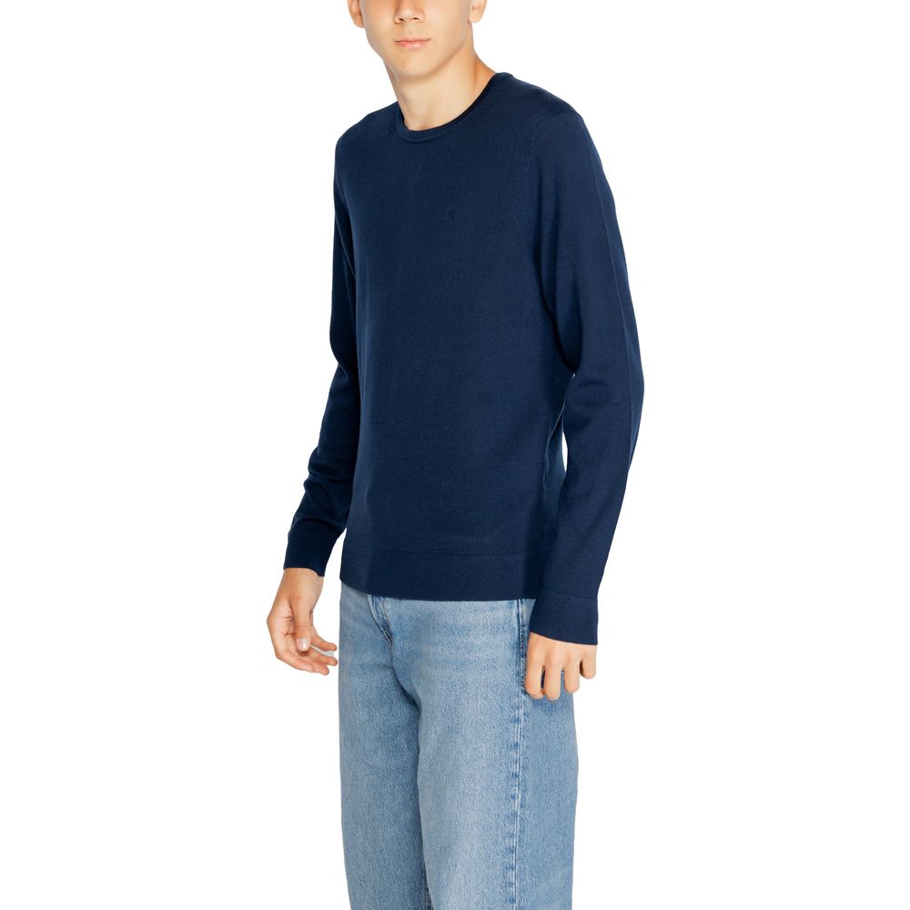 T-Shirt by Calvin Klein for men in wool blue showcases a chic silhouette, artfully detailed with a chic wrap neckline and for a chic finish.
