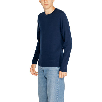 T-Shirt by Calvin Klein for men in wool blue showcases a chic silhouette, artfully detailed with a chic wrap neckline and for a chic finish.