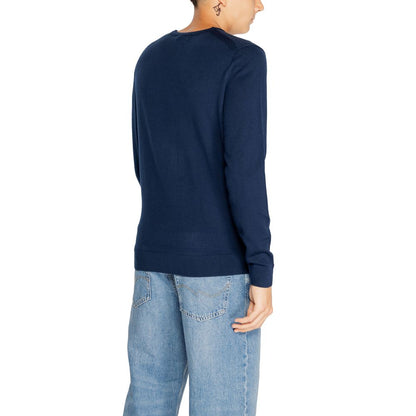 T-Shirt by Calvin Klein for men in wool blue features an edgy silhouette, meticulously detailed with a sophisticated and wrap neckline for a truly edgy finish.