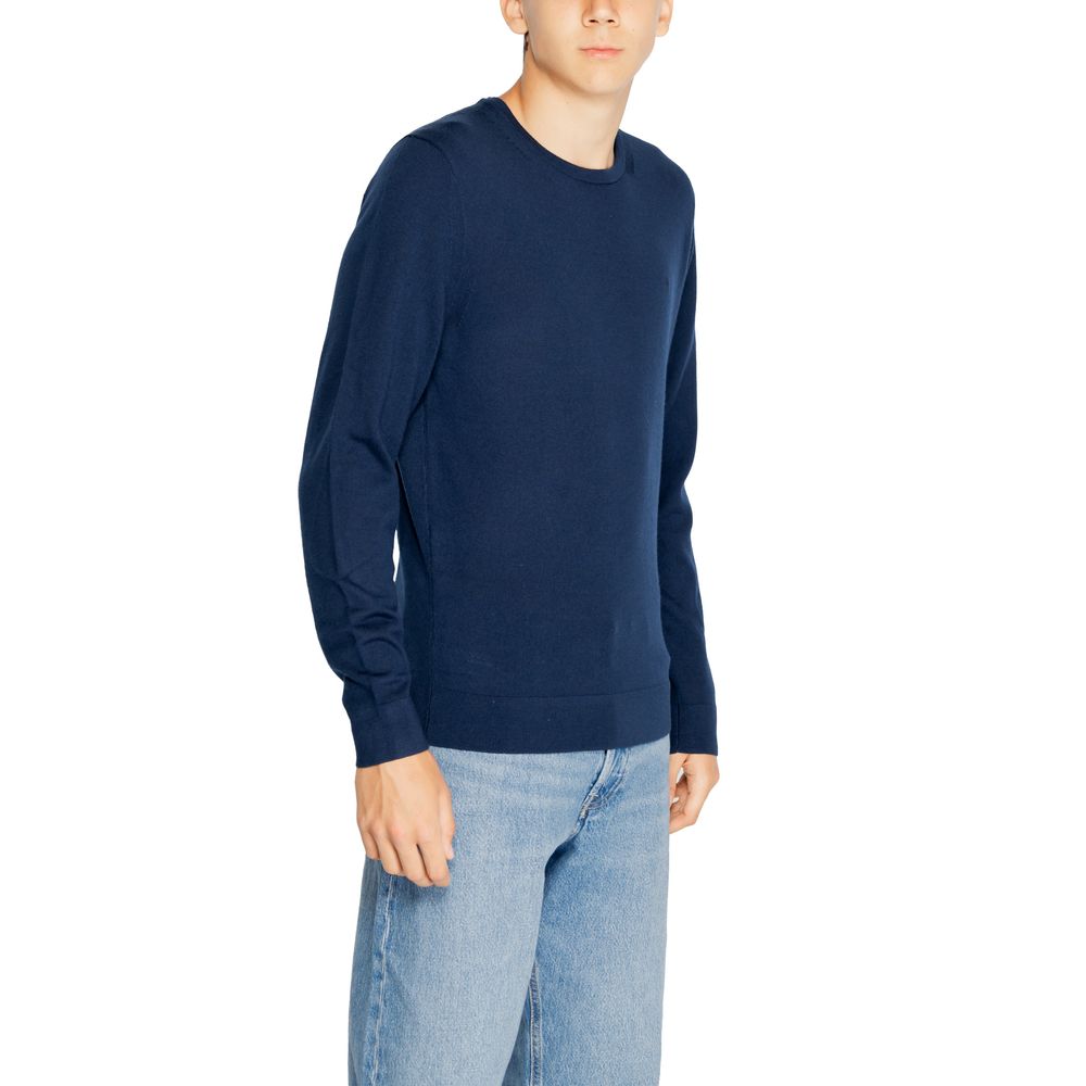 T-Shirt by Calvin Klein for men in wool blue features a plush silhouette, showcasing a sophisticated and for a truly plush finish.