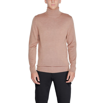 Sweater by Calvin Klein for men in merino wool beige showcases a discreet silhouette, finished with a discreet turtle neckline and for a discreet look.