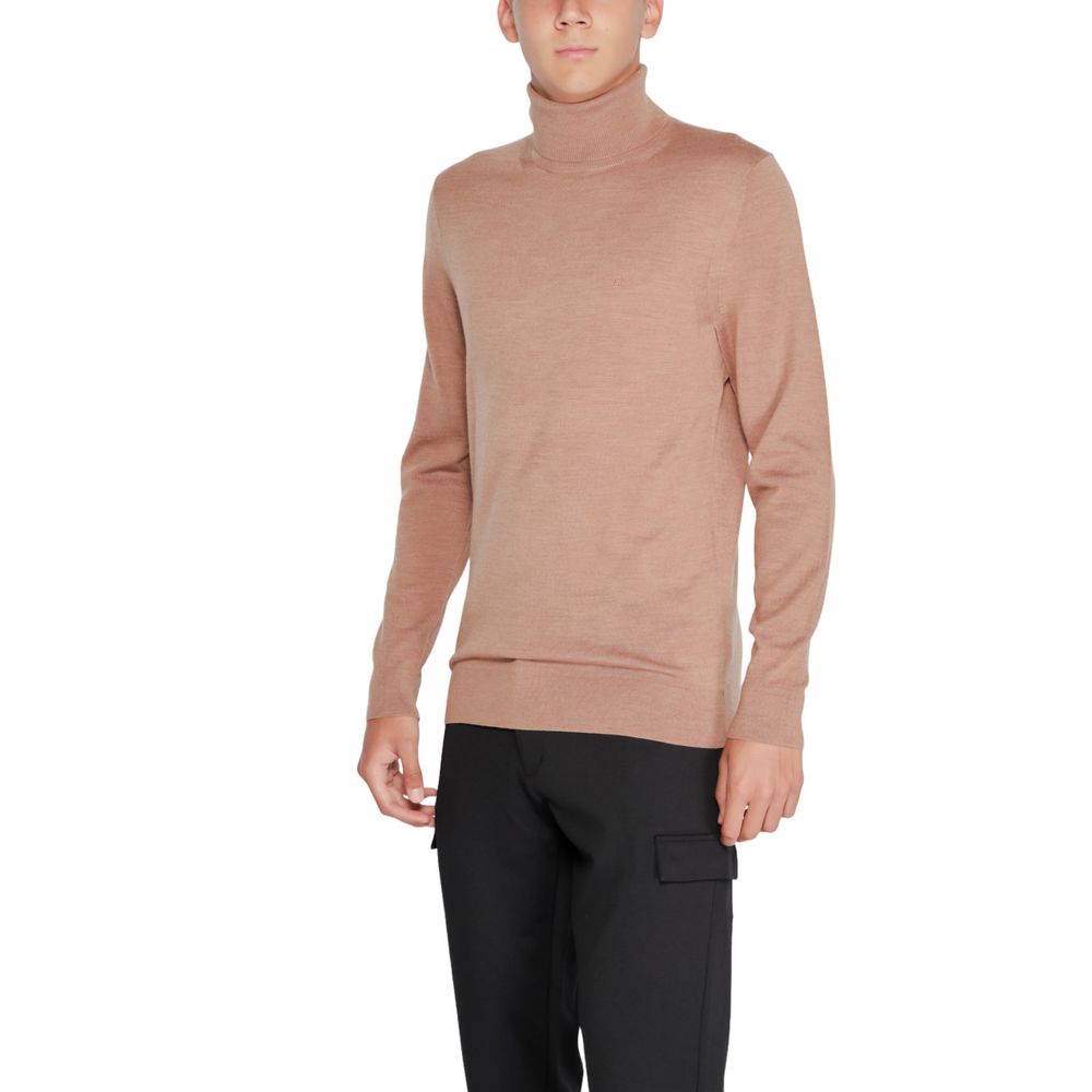 Sweater by Calvin Klein for men in merino wool beige features an tactile silhouette, showcasing a sophisticated turtle neckline and tactile for a refined finish.