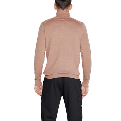 Sweater by Calvin Klein for men in merino wool beige showcases an masterful silhouette, artfully detailed with a masterful turtle neckline and for a sophisticated, premium finish.